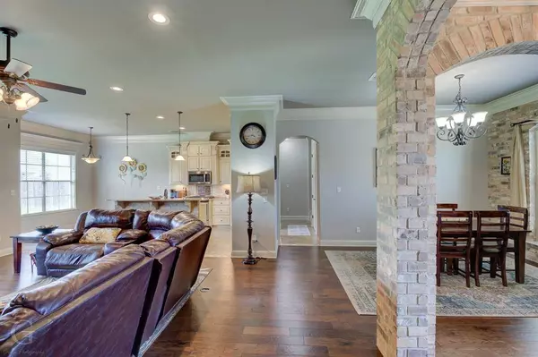 911 Royal Circle, Bossier City, LA 71111