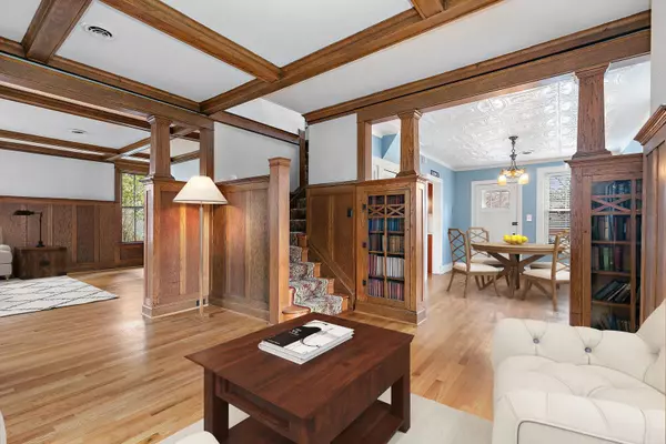 16 N Loomis ST, Naperville, IL 60540