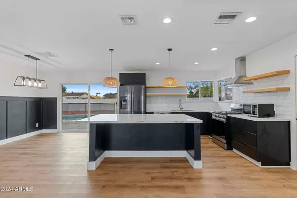 1544 W MICHELLE Drive, Phoenix, AZ 85023