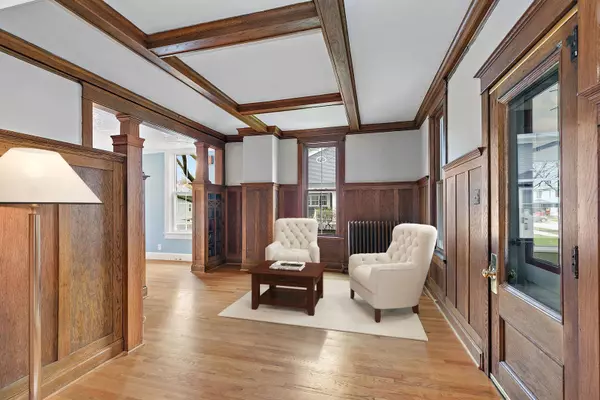 16 N Loomis ST, Naperville, IL 60540