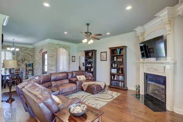 911 Royal Circle, Bossier City, LA 71111