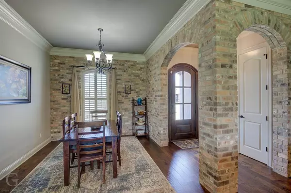 911 Royal Circle, Bossier City, LA 71111