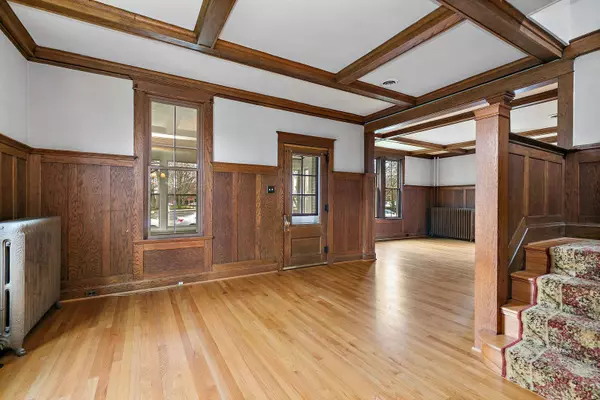 16 N Loomis ST, Naperville, IL 60540