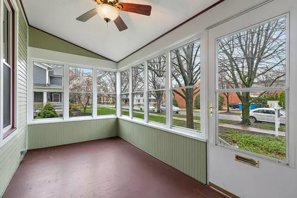 16 N Loomis ST, Naperville, IL 60540