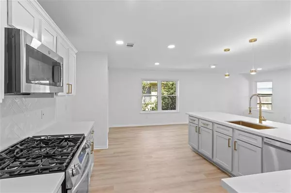 3407 Deer CT, Pearland, TX 77581