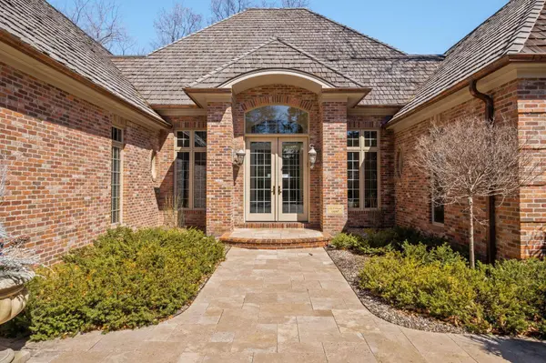 5004 Oak Bend LN, Edina, MN 55436