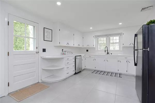 20 Rowena DR, Johnston, RI 02919