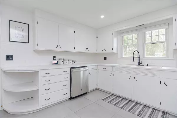 20 Rowena DR, Johnston, RI 02919