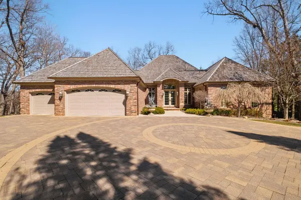 5004 Oak Bend LN, Edina, MN 55436