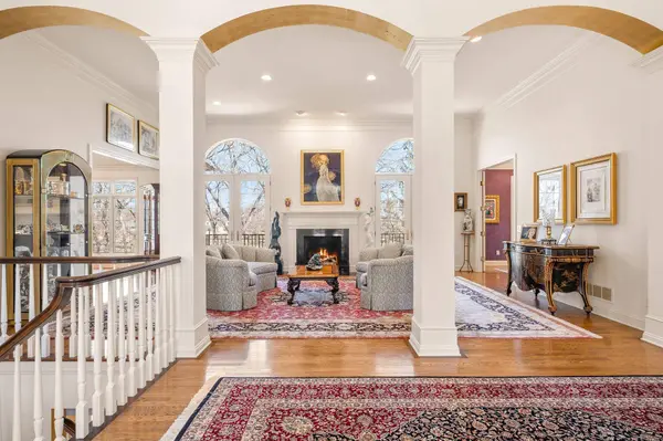 5004 Oak Bend LN, Edina, MN 55436