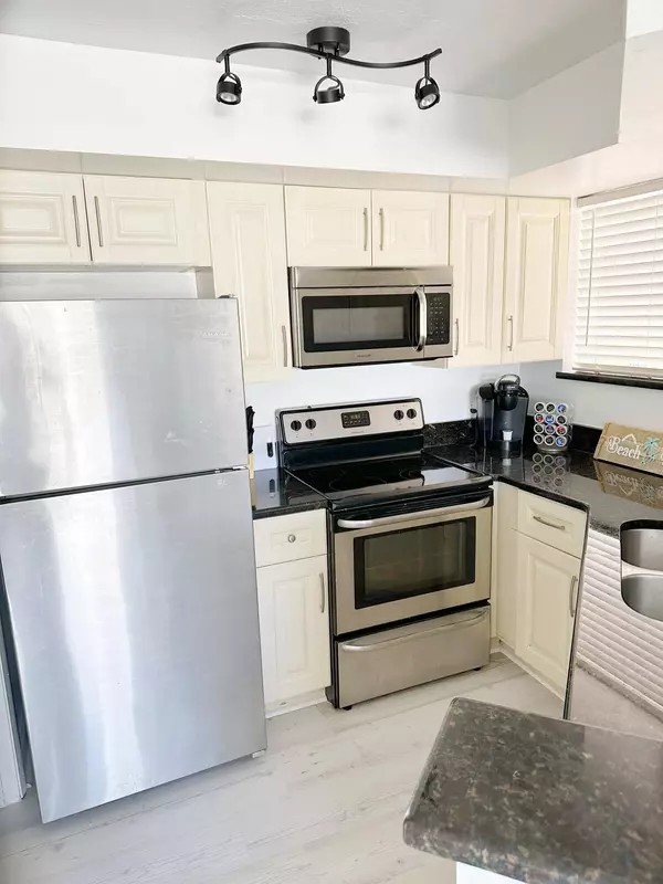 1999 Island Club DR #17, Indialantic, FL 32903