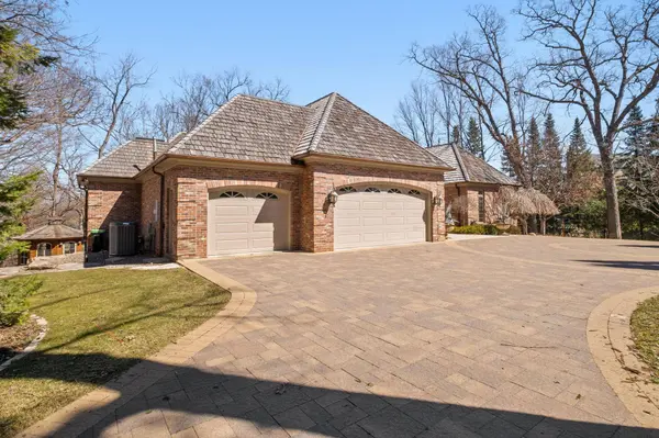 5004 Oak Bend LN, Edina, MN 55436