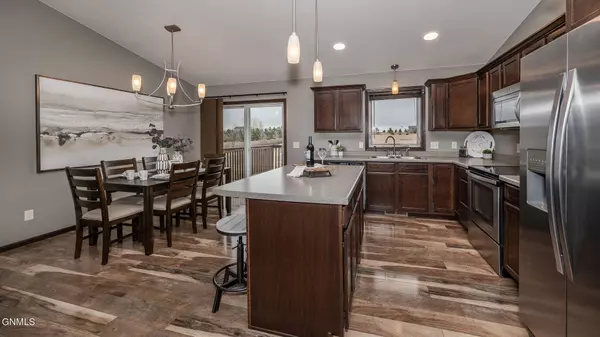 6907 Beaver Creek RD, Bismarck, ND 58504