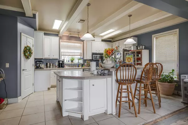 1051 Wade Reed Rd, White Bluff, TN 37187