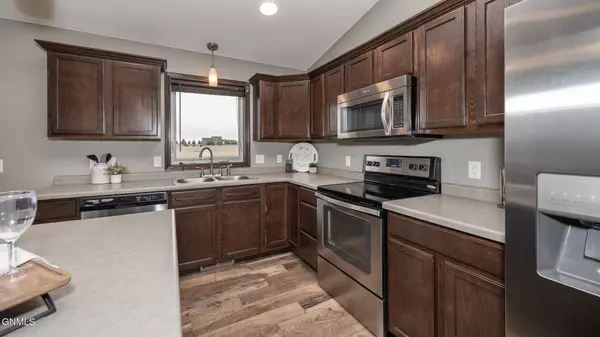 6907 Beaver Creek RD, Bismarck, ND 58504