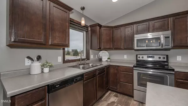 6907 Beaver Creek RD, Bismarck, ND 58504