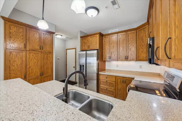 7763 Madelyn Creek DR, Victoria, MN 55386