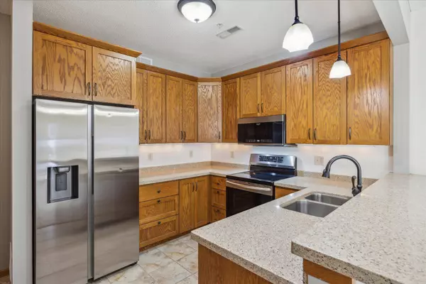 7763 Madelyn Creek DR, Victoria, MN 55386