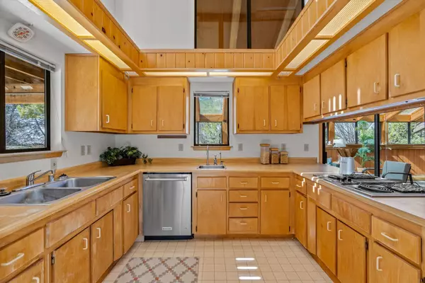 1001 Cedro CT, Los Alamos, NM 87544