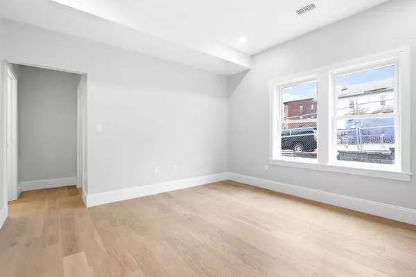 21 Glen St #8, Boston, MA 02130