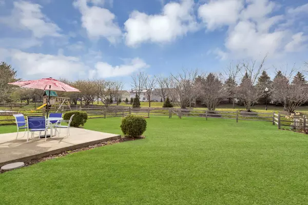 243 Aspen CIR, Gilberts, IL 60136