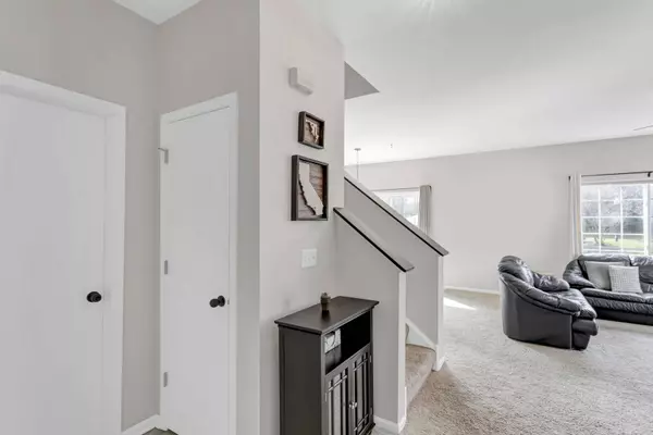 243 Aspen CIR, Gilberts, IL 60136