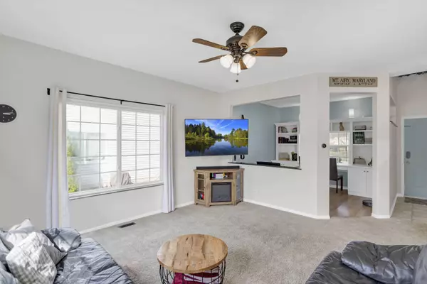 243 Aspen CIR, Gilberts, IL 60136