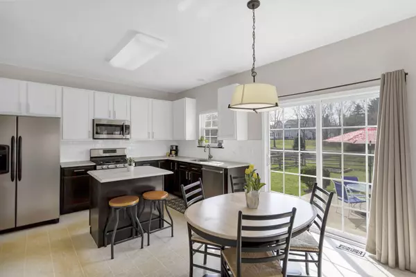 243 Aspen CIR, Gilberts, IL 60136