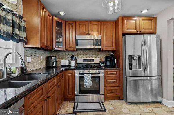 64 W WOODCREST AVE, Maple Shade, NJ 08052