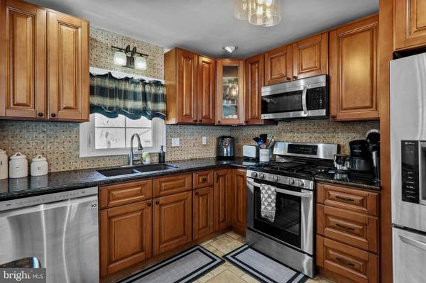 64 W WOODCREST AVE, Maple Shade, NJ 08052