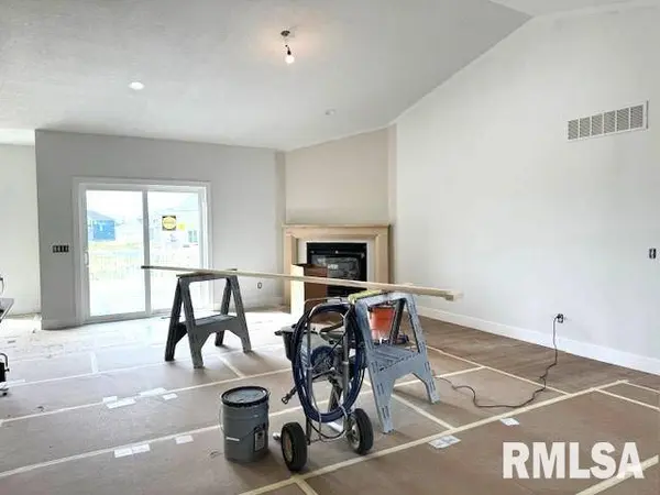 493 MASON DR, Riverdale, IA 52722