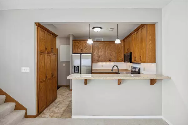 7763 Madelyn Creek DR, Victoria, MN 55386