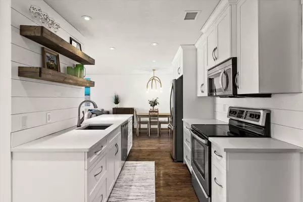 540 18 AVE SW #202, Calgary, AB T2S 0C5