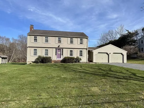 32 Pleasant St, Wenham, MA 01984