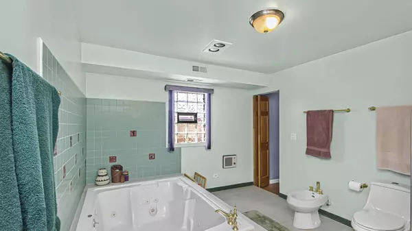 3632 N Western AVE, Chicago, IL 60618