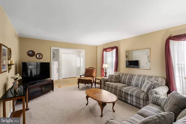 18 LANCELOT LA, Mount Laurel, NJ 08054