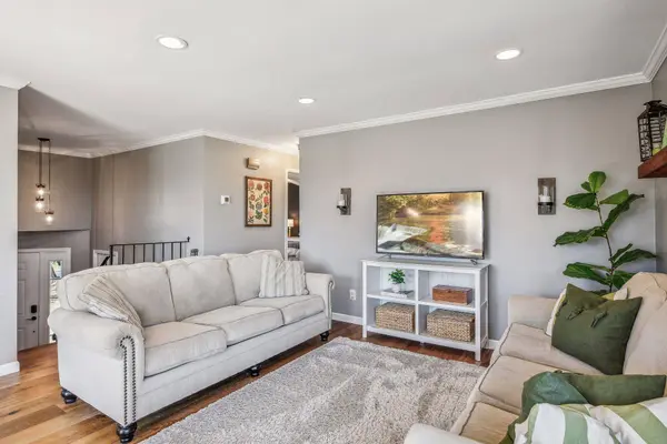 88 Shasta CIR E, Chanhassen, MN 55317