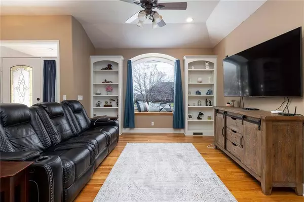 913 Oakmont DR, Lansing, KS 66043