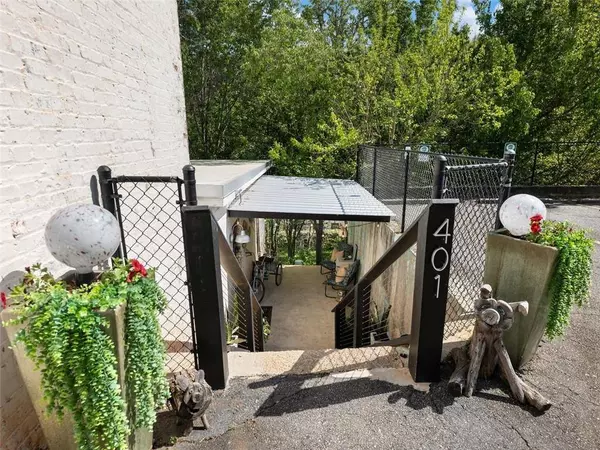 585 White Circle #401, Athens, GA 30605