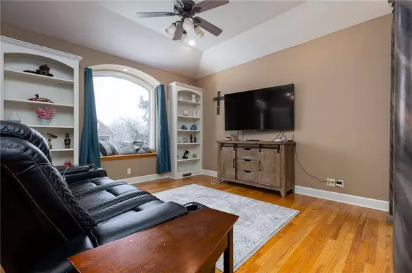 913 Oakmont DR, Lansing, KS 66043