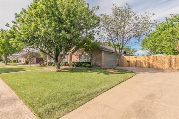 621 Whitetail Deer Lane, Crowley, TX 76036