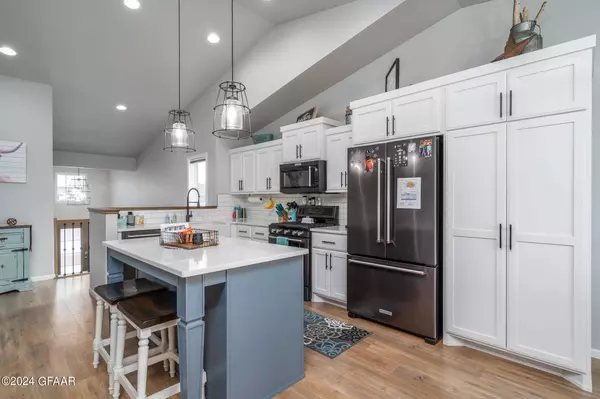 947 CEDAR BURLS Drive, Grand Forks, ND 58201