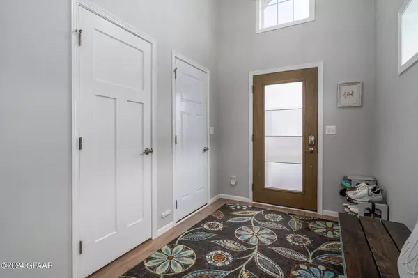 947 CEDAR BURLS Drive, Grand Forks, ND 58201