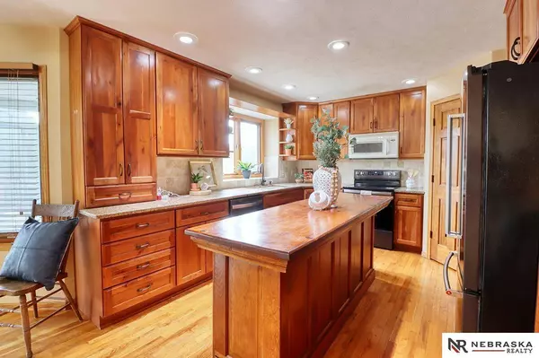 2800 Crown Pointe Circle, Lincoln, NE 68506