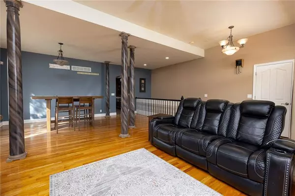 913 Oakmont DR, Lansing, KS 66043