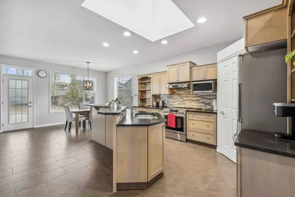 37 Royal Oak PT NW, Calgary, AB T3G 5C5