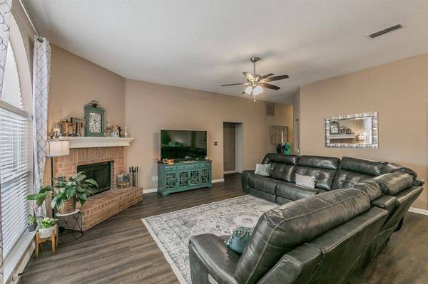 621 Whitetail Deer Lane, Crowley, TX 76036