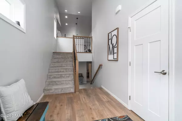 947 CEDAR BURLS Drive, Grand Forks, ND 58201