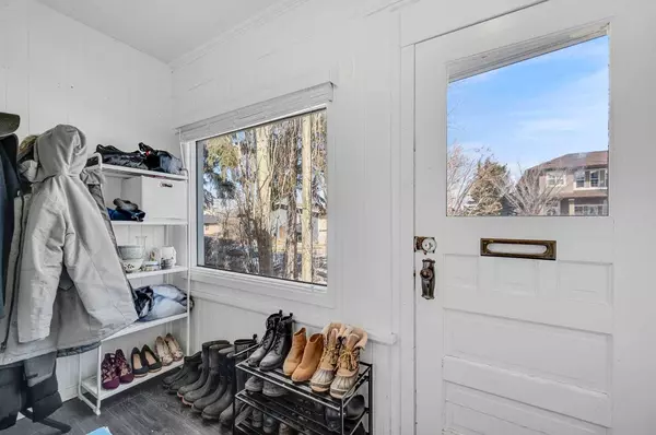 301 26 AVE NE, Calgary, AB T2E 1Z1