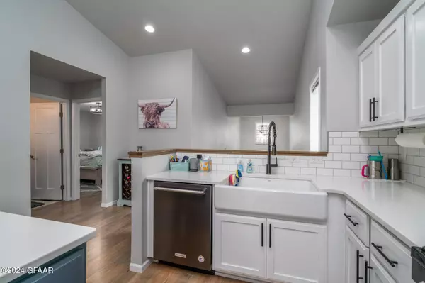 947 CEDAR BURLS Drive, Grand Forks, ND 58201